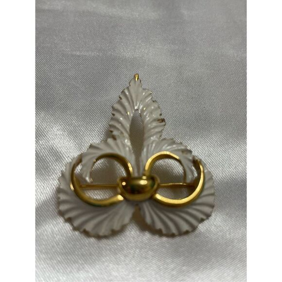 Crown Trifari VTG Fleur De Lys Gold Tone White Brooch Pin - Picture 1 of 5